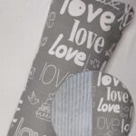 Сірий фон з білими написами "Love" та плюш шарпей світло-сірий.