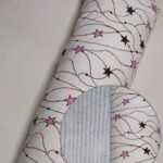 Білий фон із рожевими та фіолетовими зірками та плюш шарпей світло-сірий.