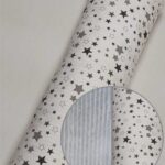 Білий фон із сірими зірками та плюш шарпей світло-сірий.