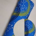 Синій фон із жовтими та білими зірками та плюш шарпей бежевий.