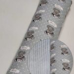 Сірий фон із ведмедиками та плюш шарпей світло-сірий.