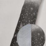 Чорний фон із зірками та плюш шарпей світло-сірий.