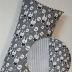 Сірий фон із зайчиками і написами та плюш шарпей світло-сірий.