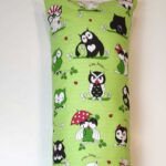 Колір 171: Зелений фон з яскравими малюнками совенят у різних позах і на різних гілках.