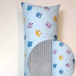 Блакитний фон із совами та плюш шарпей світло-сірий.