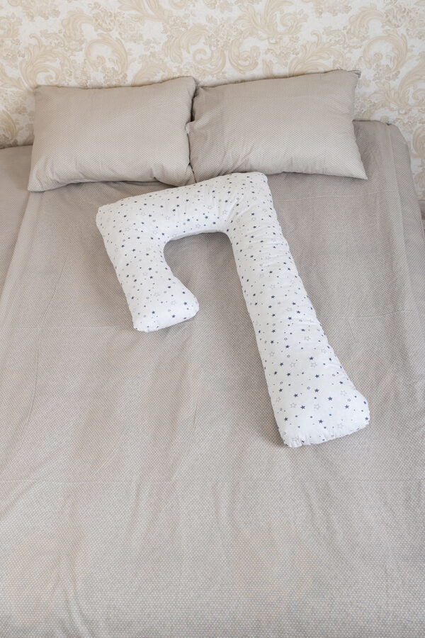 Подушка для вагітних Г-270 з напірником Бязь на ліжку.